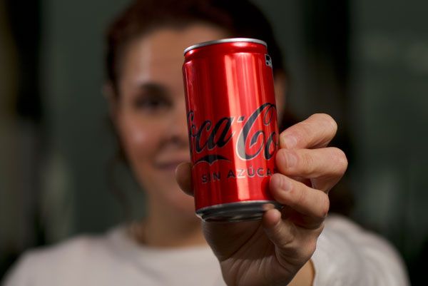 La empresa mexicana Coca-Cola FEMSA bajó la proporción de bebidas en calorías o sin calorías en 2021 en comparación con 2020. Mexico's Coca-Cola FEMSA lowered the proportion of calorie or no-calorie beverages in 2021 compared to 2020.