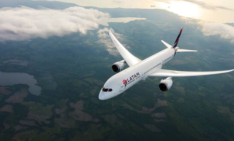 El combustible de aviación sostenible (SAF, por su sigla en inglés) ofrece una reducción de emisiones de hasta 80% en comparación con los combustibles tradicionales. Sustainable Aviation Fuel (SAF) offers emissions reductions of up to 80% compared to traditional fuels.