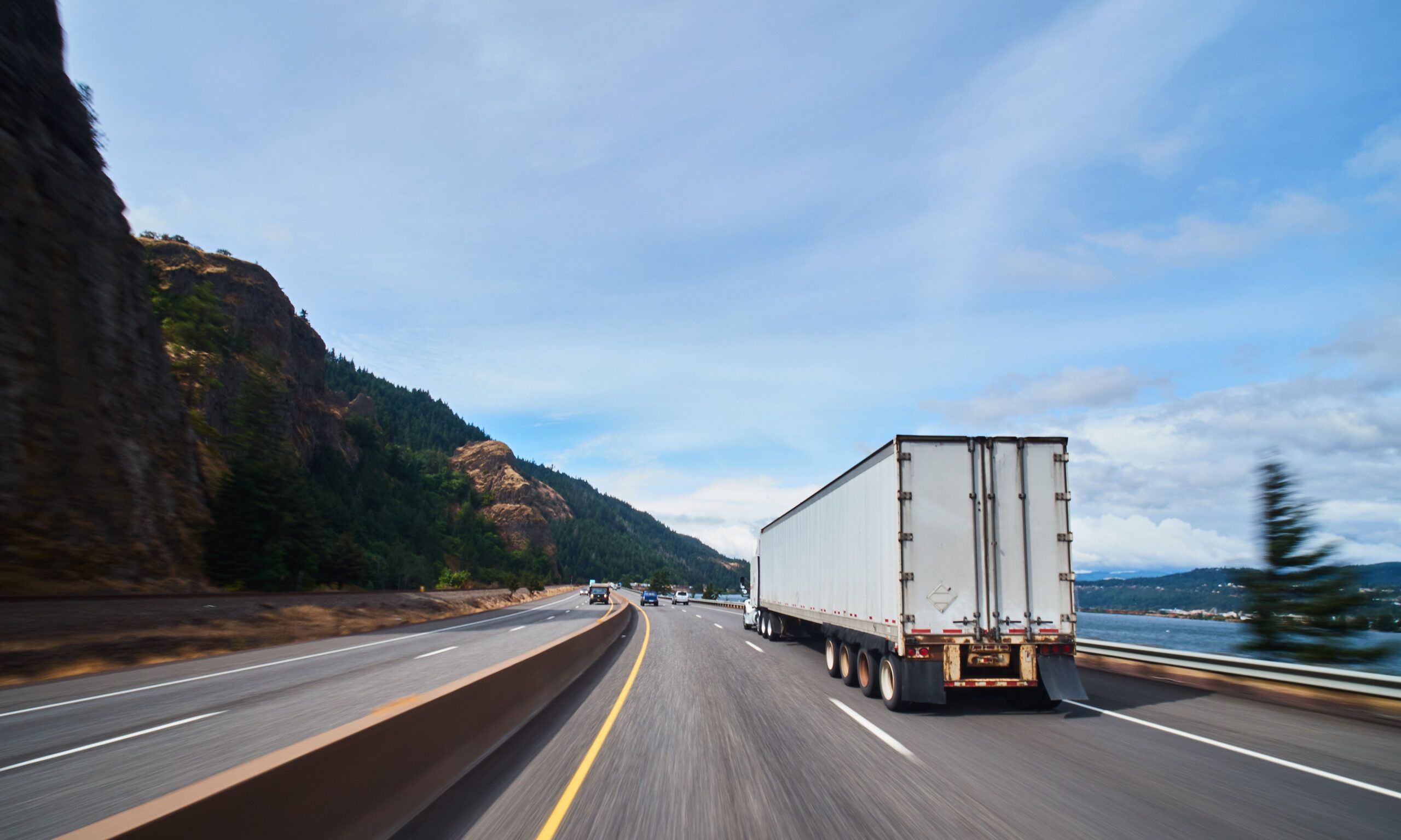 El mercado de servicios logísticos de terceros (3PL) en Estados Unidos y Canadá se estima en unos 229,200 millones de dólares anuales. The third-party logistics services (3PL) market in the United States and Canada is estimated at $229.2 billion annually.