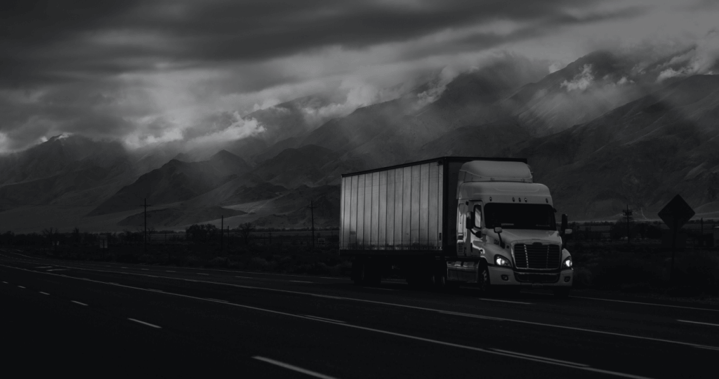 La American Trucking Associations (ATA) estima que el transporte de mercancías de Estados Unidos aumentará a más de 1.6 billones de dólares en 2030. The American Trucking Associations (ATA) estimates that U.S. freight transportation will increase to more than $1.6 trillion by 2030.