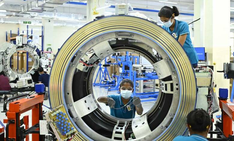 La industria manufacturera tiende a ser menos vulnerable al cambio climático. Manufacturing tends to be less vulnerable to climate change.