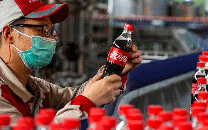 The Coca-Cola Company registró un crecimiento interanual de 4% en su volumen de ventas de concentrados durante los tres meses finalizados el 1 de julio de 2022. The Coca-Cola Company reported 4% year-over-year growth in its concentrate sales volume for the three months ended July 1, 2022.