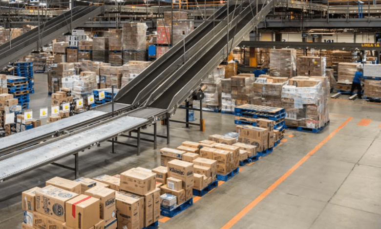 Walmart de México y Centroamérica (Walmex) informó que construye dos centros de distribución, uno en el estado de Tlaxcala y otro en la región de El Bajío. Walmart de México y Centroamérica (Walmex) announced that it is building two distribution centers, one in the state of Tlaxcala and the other in the Bajío region.
