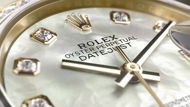 Suiza lideró las exportaciones de relojes en el mundo en 2021, al sumar 15,005 millones de dólares. Switzerland led the world in watch exports in 2021, totaling $15,005 million.