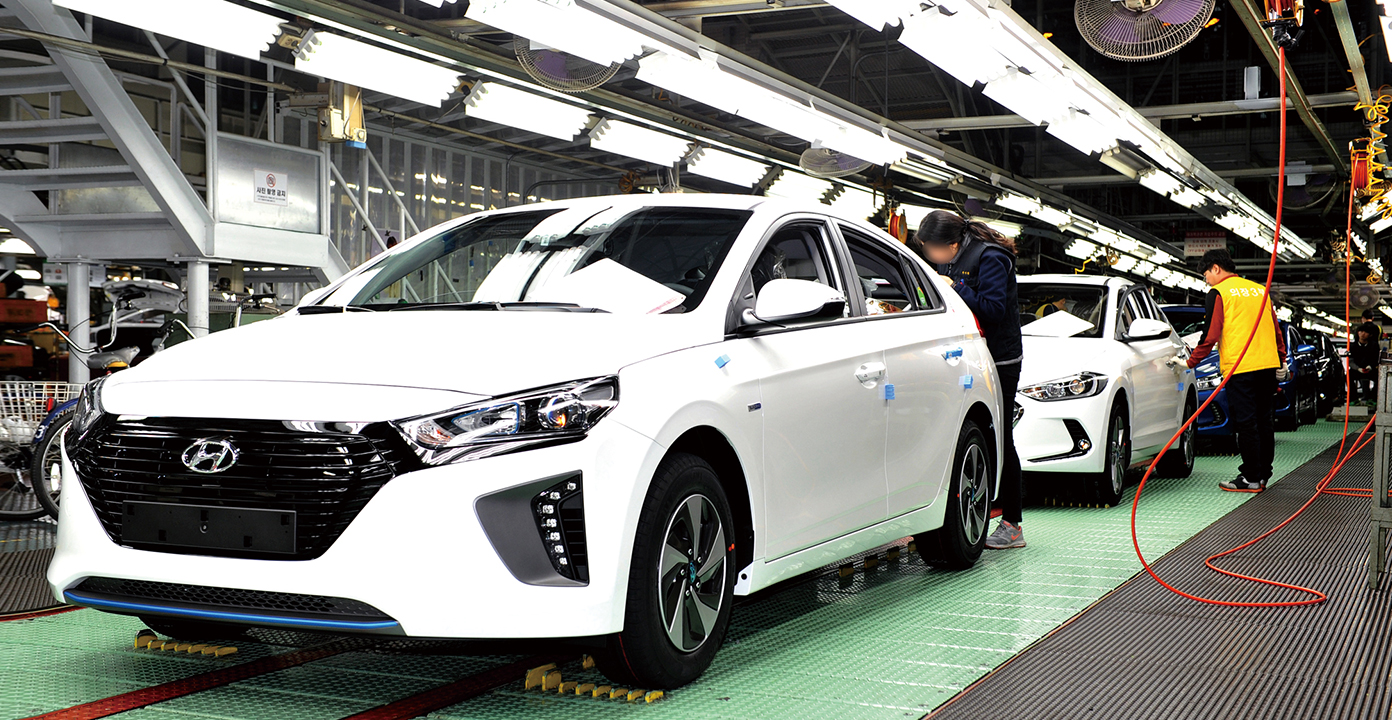 La industria automotriz de Corea del Sur se mantiene concentrada, de modo que los tres principales fabricantes (Hyundai, Kia y GM Korea). South Korea's automotive industry remains concentrated, so that the three major manufacturers (Hyundai, Kia and GM Korea).