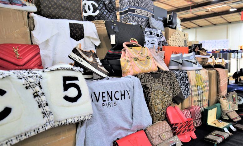 Productos falsificados: aduanas en Estados Unidos. Counterfeit Products: US Customs. Produits contrefaits : Douanes américaines.