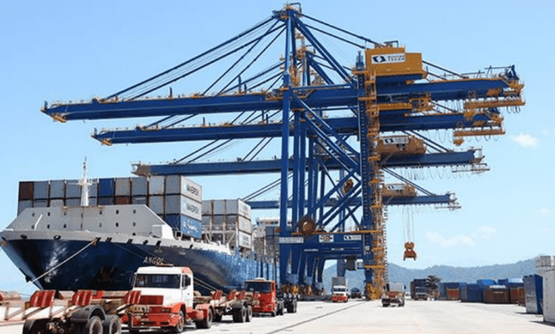 Companhia Siderúrgica Nacional: nuevas grúas pórtico en el Puerto de Itaguaí. Companhia Siderúrgica Nacional: new gantry cranes in the Port of Itaguaí. Companhia Siderúrgica Nacional : nouvelles grues à portique dans le port d'Itaguaí. Companhia Siderúrgica Nacional: novos guindastes de pórtico no Porto de Itaguaí.