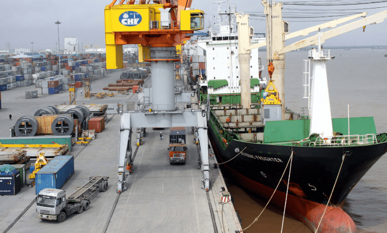 Vietnam destaca entre exportadores a Estados Unidos. Vietnam stands out among exporters to the United States. Le Vietnam se distingue parmi les exportateurs vers les États-Unis. O Vietnã se destaca entre os exportadores para os Estados Unidos.
