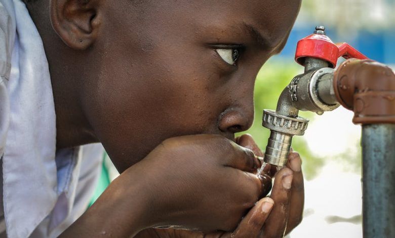 El problema del agua: escasez y tratamiento. The problem of water: scarcity and treatment. Le problème de l'eau : rareté et traitement. O problema da água: escassez e tratamento.