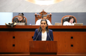 Legisladora mexicana habla desde la tribuna del Congreso, en una sesión parlamentaria, como símbolo de la creciente participación política de las mujeres en México.