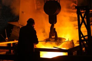 Des bobines d'acier industriel empilées dans un entrepôt logistique de fret, illustrant le commerce international des métaux et les exportations de l'industrie sidérurgique au sein de la région du ACEUM. Le Mexique et le Canada perdent des parts de marché dans les importations d'acier aux États-Unis