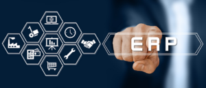 Una profesional de Recursos Humanos trabajando frente a una computadora mientras revisa un módulo de nómina e indicadores de productividad en la pantalla de su oficina. Software de Nóminas y Desconexión Digital: Buenas Prácticas para Recursos Humanos.