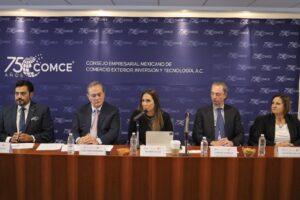 Betsabé Rocha s'exprime au micro lors d'une table ronde organisée par la COMCE, entourée d'hommes d'affaires, pour annoncer le Congrès du commerce extérieur et souligner l'importance de l'autoroute La Gloria-Colombie.