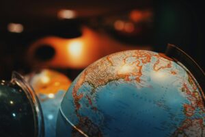 Globo terráqueo enfocado en el continente americano, con iluminación cálida de fondo, representando la interconexión comercial global, las cadenas de suministro internacionales y el debate sobre la reforma en la OMC. La globalización económica es una tendencia imparable: China.